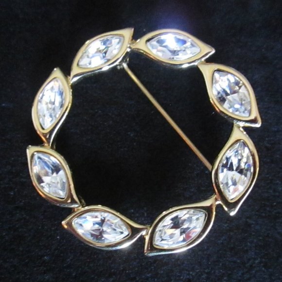 ๐ MONET GOLD ROUND SWARVORSKI CRYSTAL LEAF BROOCH โ VINTAGE ๐ - Picture 7 of 13